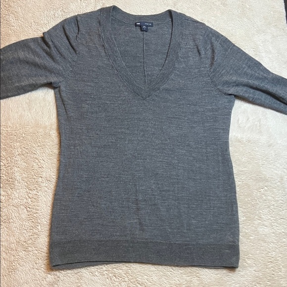 GAP 100% Wool Women’s Grey V-Neck Sweater sz L - Picture 6 of 11